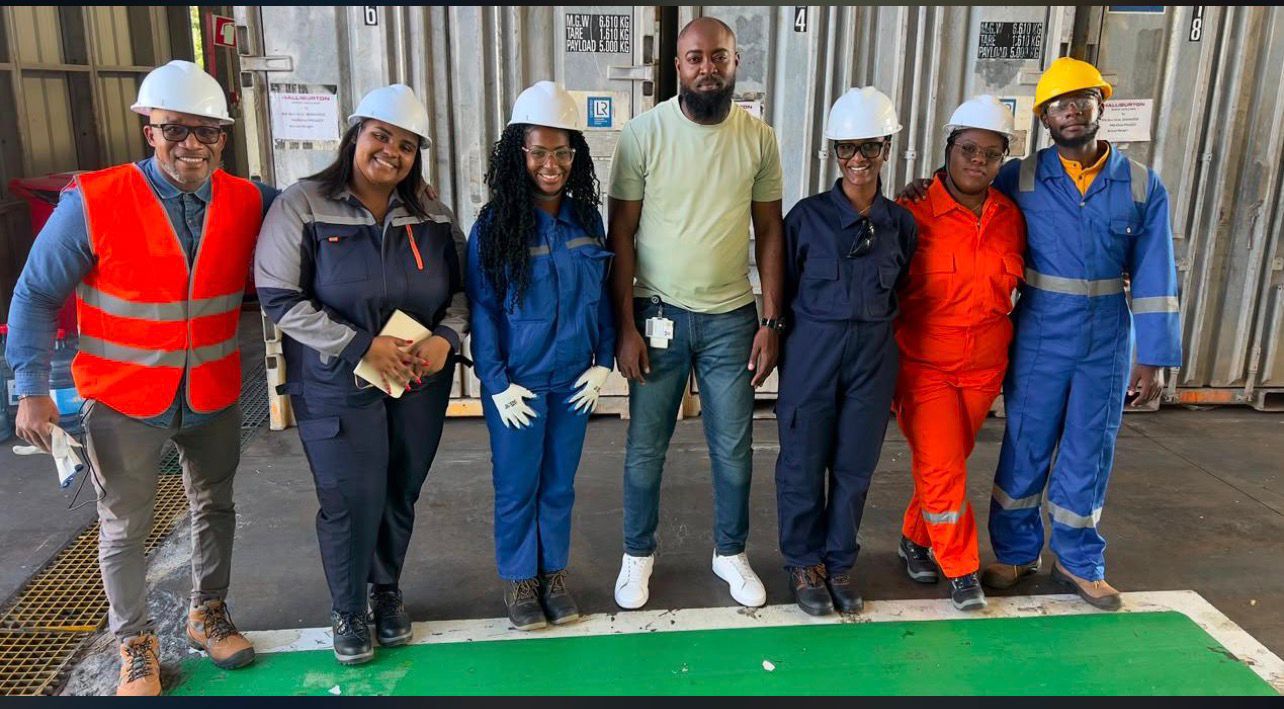 HALLIBURTON ANGOLA RECEBE ESTUDANTES DE PETR&Oacute;LEOS E GEOF&Iacute;SICA DO ISPTEC EM VISITA ACAD&Eacute;MICA