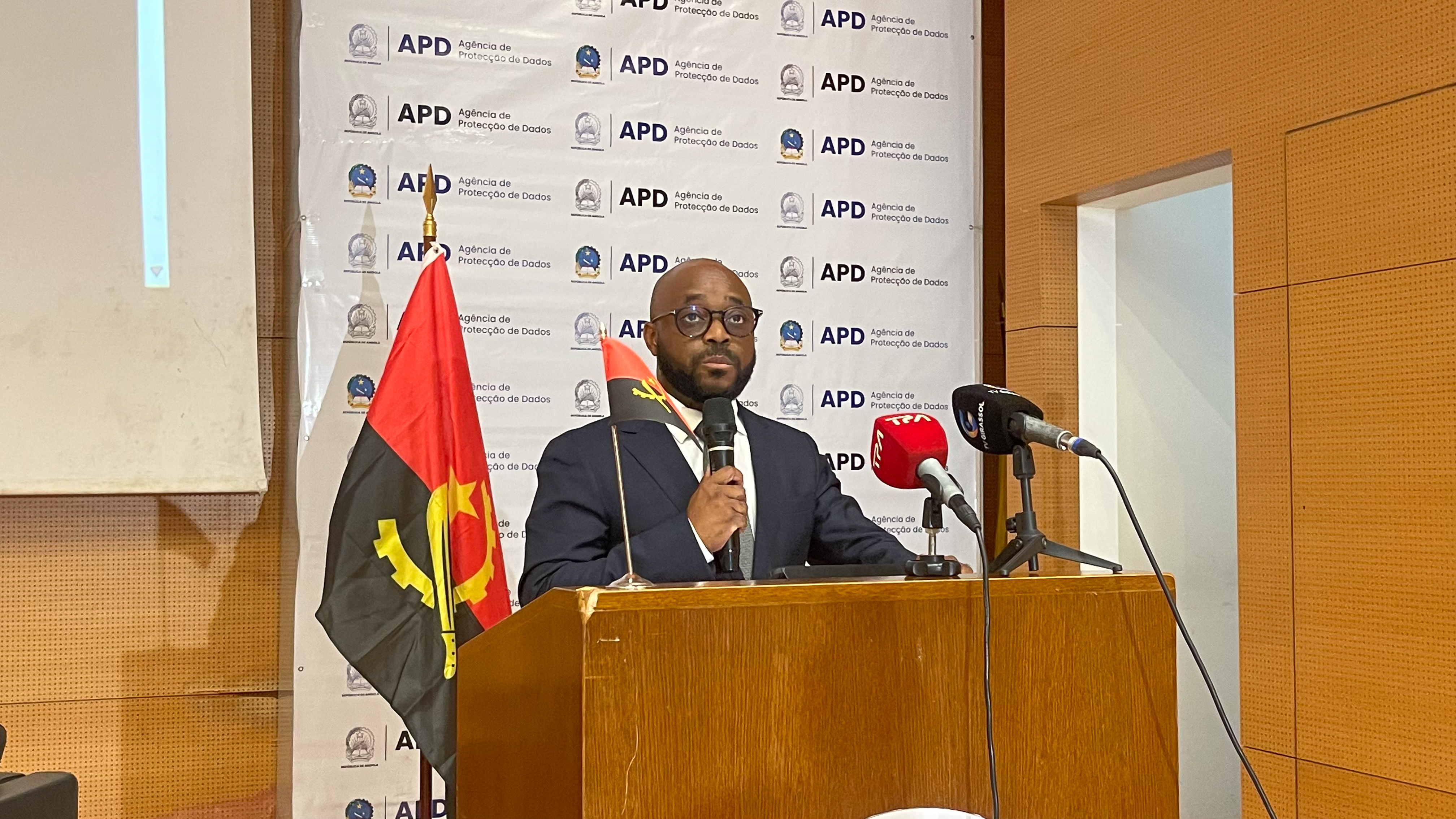 ISPTEC ACOLHE SEMIN&Aacute;RIO SOBRE ACADEMIA, TECNOLOGIA E PROTEC&Ccedil;&Atilde;O DE DADOS