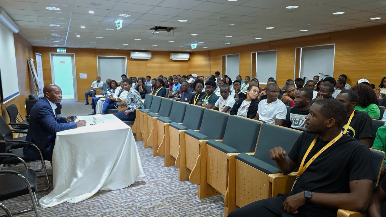 PRESIDENTE DO ISPTEC CONVERSA COM ESTUDANTES DOS PROGRAMAS MIT &Aacute;FRICA