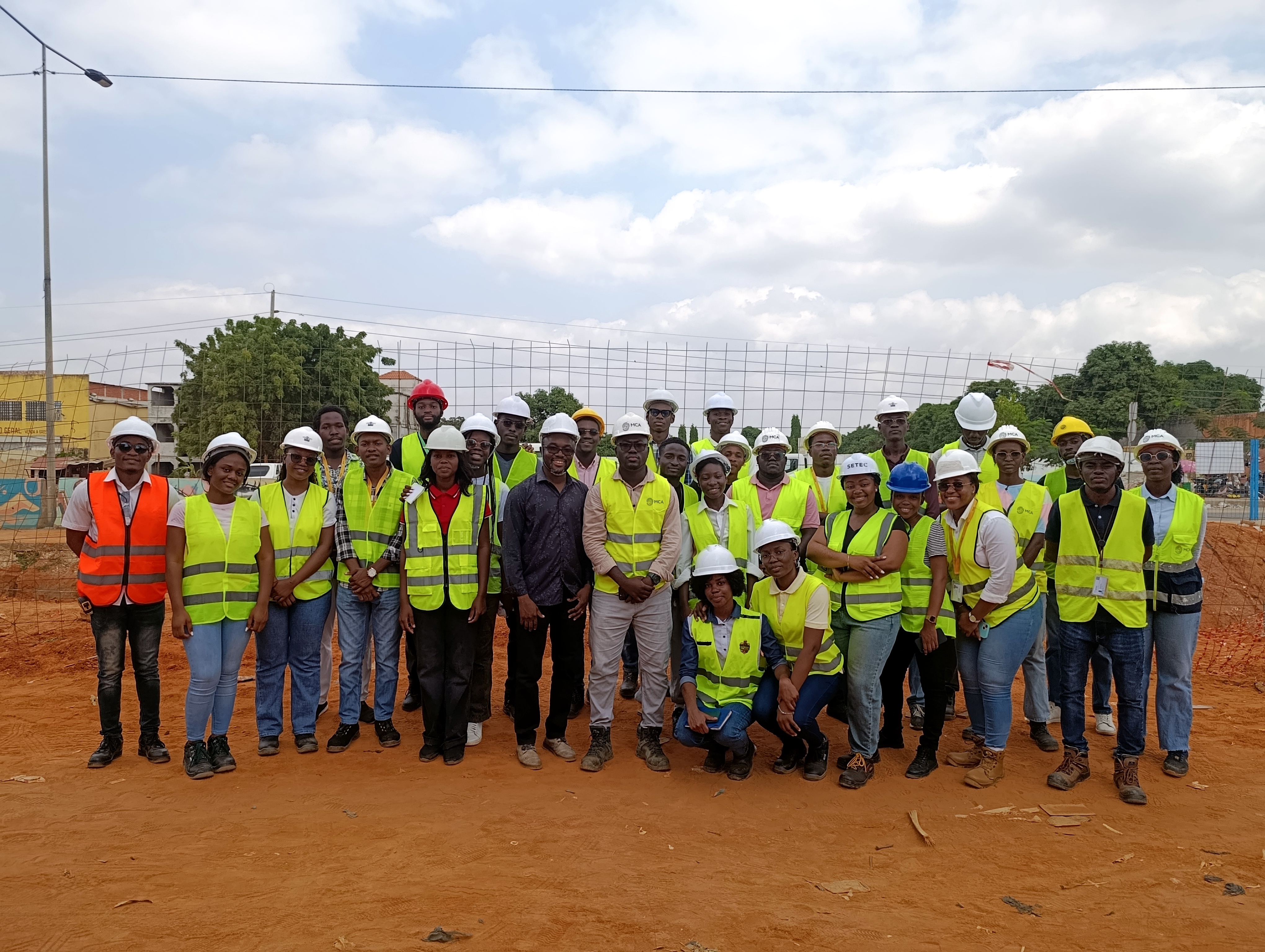 ESTUDANTES DE ENGENHARIA CIVIL DO ISPTEC REALIZAM VISITA T&Eacute;CNICA &Agrave; OBRA DA ESTRADA CAMAMA CALEMBA II