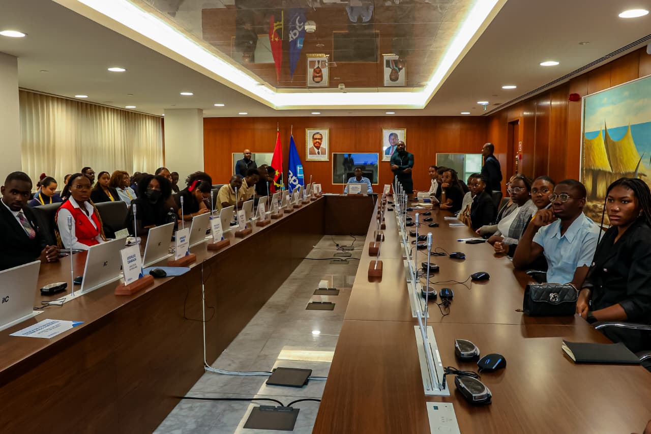 ESTUDANTES DO ISPTEC APROFUNDAM CONHECIMENTOS SOBRE O SECTOR BANC&Aacute;RIO EM VISITA GUIADA AO BPC